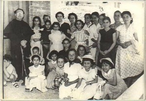 padre Gabriele M- Barzi con alcune giovani parrocchiane 1958 Badolato Marina