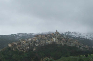badolato borgo con sfondo neve