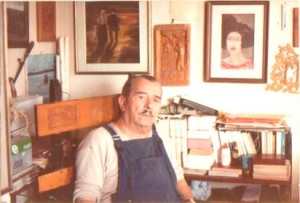 Nicola Caporale alla scrivania del suo studio - agosto 1973