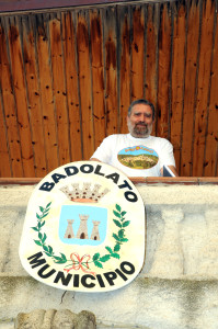Domenico Lanciano e stemma Comune Badolato ottobre 2011