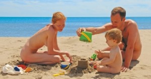 famiglia-naturista-sulla-spiaggia