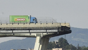 camion-basko-sul-ponte-di-genova-crollato-il-14-agosto-2018