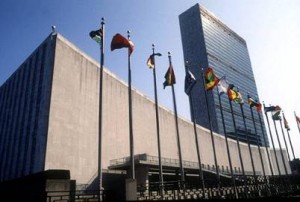 palazzo dell'ONU con bandiere