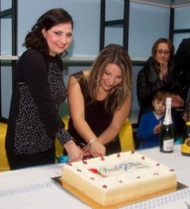 Elisabetta Palmieri e Gabriella Campagna tagliano la torta inaugurale