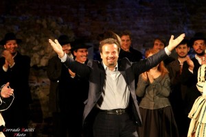Enrico Castiglione riceve gli applausi al Teatro Antico di Taormina
