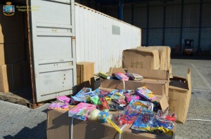 Gdf sequestra nel porto di Gioia Tauro prodotti contraffatti