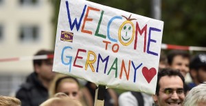 cartello rifugiati benvenuti in germania