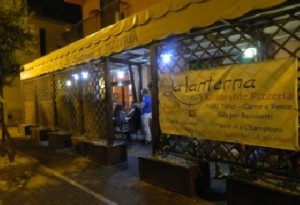 ingresso-ristorante-la-lanterna-latina-notte