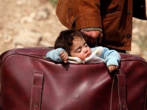 bambino-dentro-la-valigia-in-fuga-da-guerra-siria-15-marzo-2018