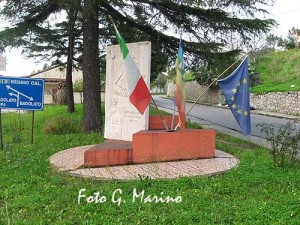 19-monumento-alle-donne-epiche-di-badolato-con-bandiere