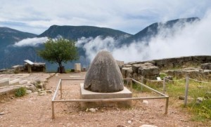 27-la-sacra-pietra-omphalos-ombelico-del-mondo-a-delfi-grecia
