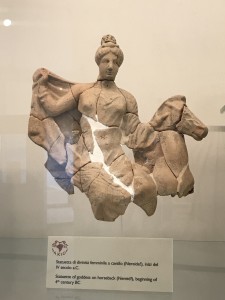 pnt-nax-museo-statuetta-di-divinita-femminile-iv-sec-a-c-lgt