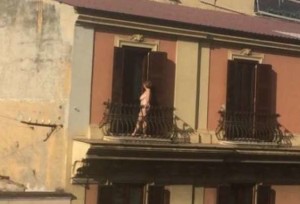 14-una-donna-prende-il-sole-nuda-sul-balcone-a-roma-2019